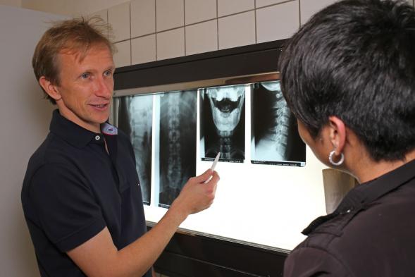 Mirko Kuhn im Patientengespräch. 